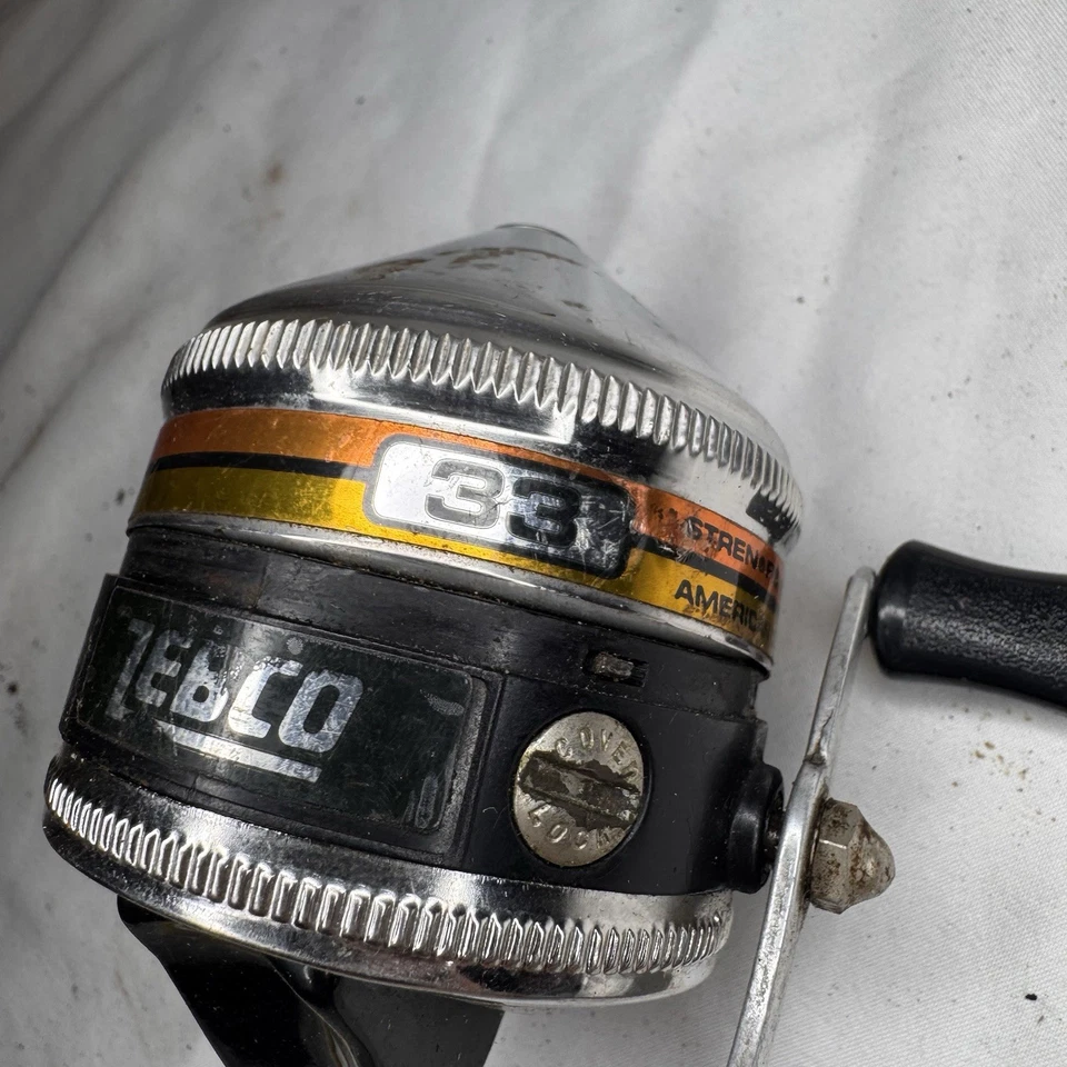 Carrete de fundición giratorio Zebco 33 de colección - Cinta naranja pie de remache único - Hecho en EE. UU. Foto 2 de 4