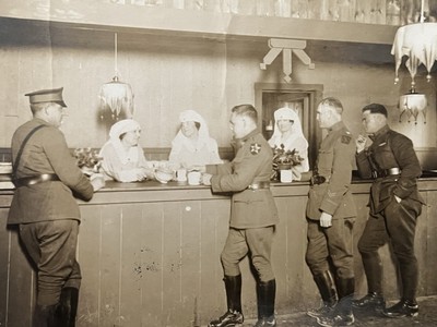WW1 US AEF Officers With Red Cross Girls Brest, France Ft. Bergnen RARE PHOTO!