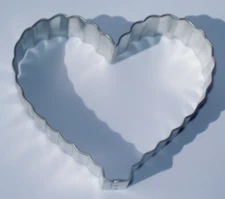 VALENTINE'S DAY HEART LARGE FLUTED RU FFLED METAL COOKIE CUTTER