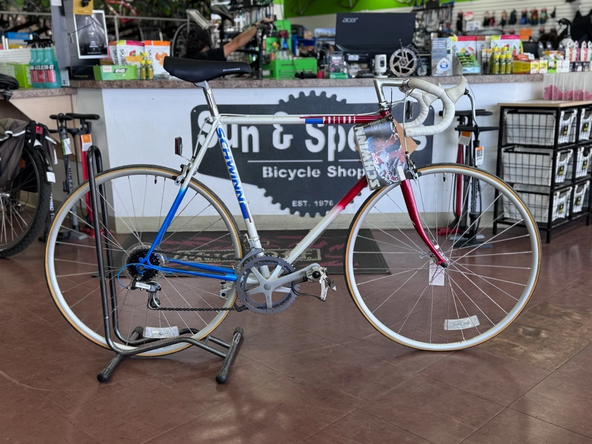 Vélo Vintage Schwinn Des Années 1960 - Neuf Blanc Avec Lettres Bleues Et Poignées Originales
