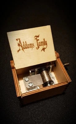 BREIZH LIZENZ Holzspieluhr Die Addams Family Generische Musik - Personalisierbar