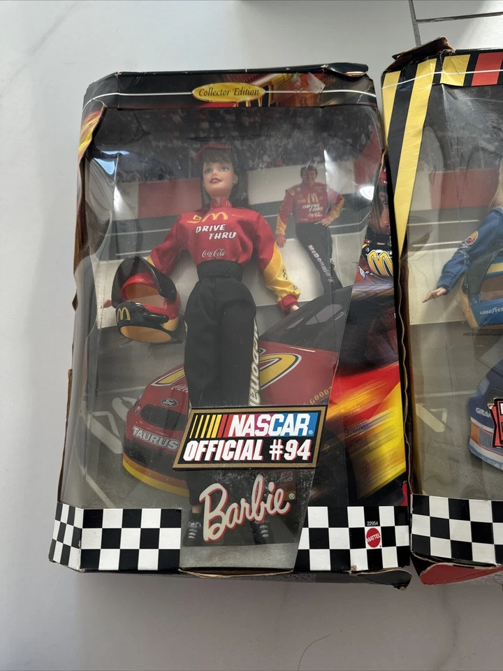 Paquete de dos Barbie Nascar Barbies-50 aniversario y oficial McDonalds #94 Foto 2 de 4