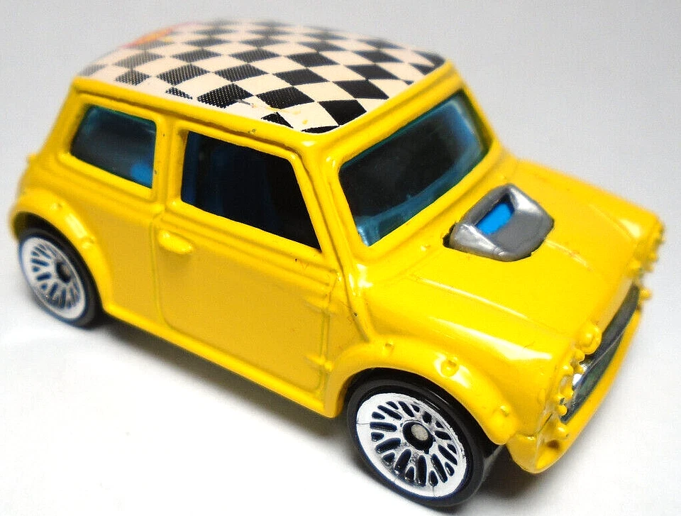 2000 HOT WHEELS MINI COOPER YELLOW 1:64 DIECAST 2 1/8" CAR BLACK WHITE CHECKERS - Image 3 of 4