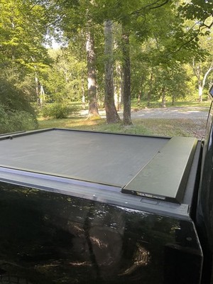 REALTRUCK ROLL-N-LOCK M-SERIES XT MANUAL RETRACTABLE TONNEAU COVER W/ T-SLOT RAI