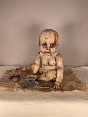 OOAK gruselige Horror Puppe mit Spielzeug & Matte Requisiten blutiges Gesicht Hände Kunststoff