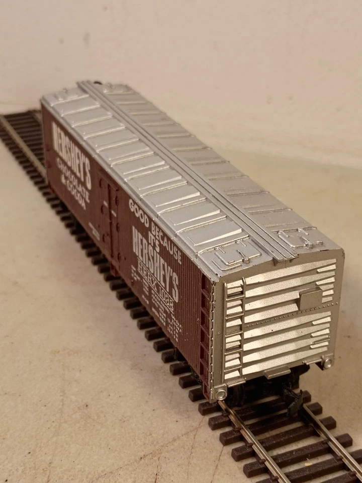 Tyco HO Scale Hershey's Chocolate & Cocoa HERX 1038 40' Boxcar Reefer - Image 4 of 4