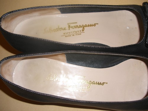 Schwarze Giustina Absatzschuhe mit Lackkappe von Salvatore Ferragamo im Karton - 8 1/2 A - Bild 6 von 10