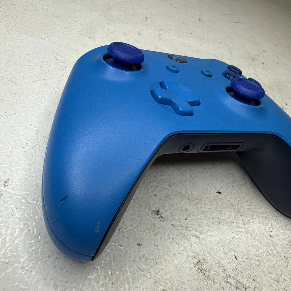 Xbox One Wireless Controller 1708 (New Joysticks)  - Image 2 of 4