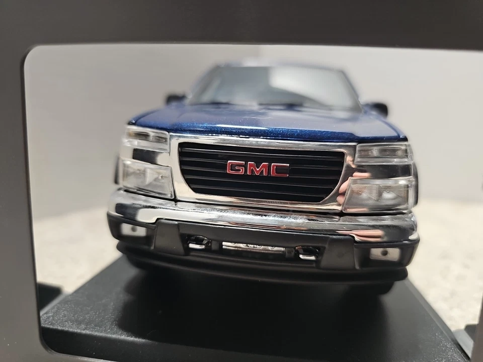 Vintage 2004 Maisto 2004 GMC Canyon 1:18 Scale Die-Cast Pick-up Truck - Image 2 of 4