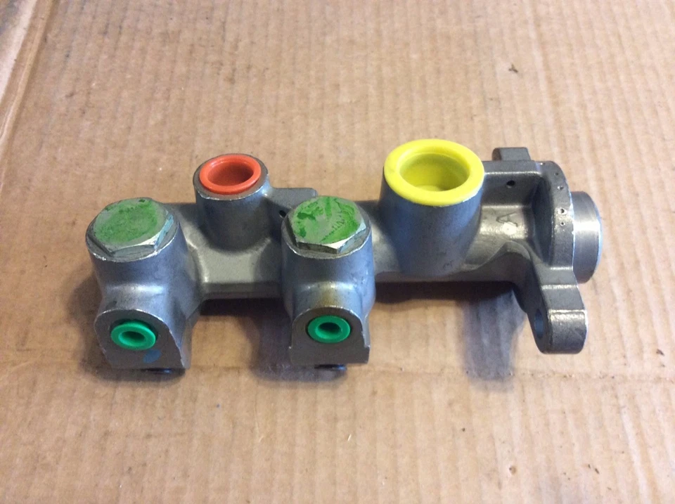 Cilindro maestro de freno Wagner R122617 para Chevy Cavalier Sunfire 95-99 Foto 3 de 4