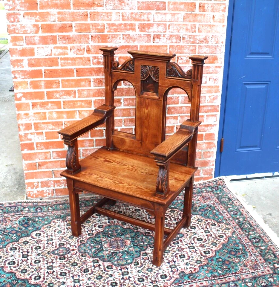 Sillón gótico francés antiguo de pino | Silla estilo catedral medieval tallada Foto 4 de 4