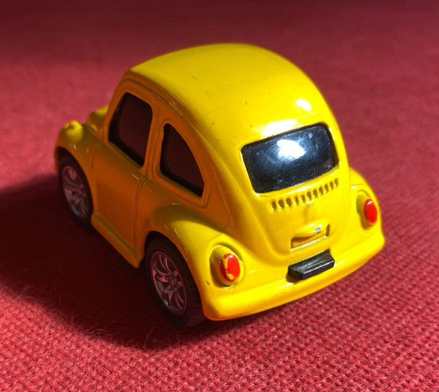 Modellino Auto MAGGIOLINO VW CARS in metallo Giallo ruote gomma con carica - Immagine 2 di 3