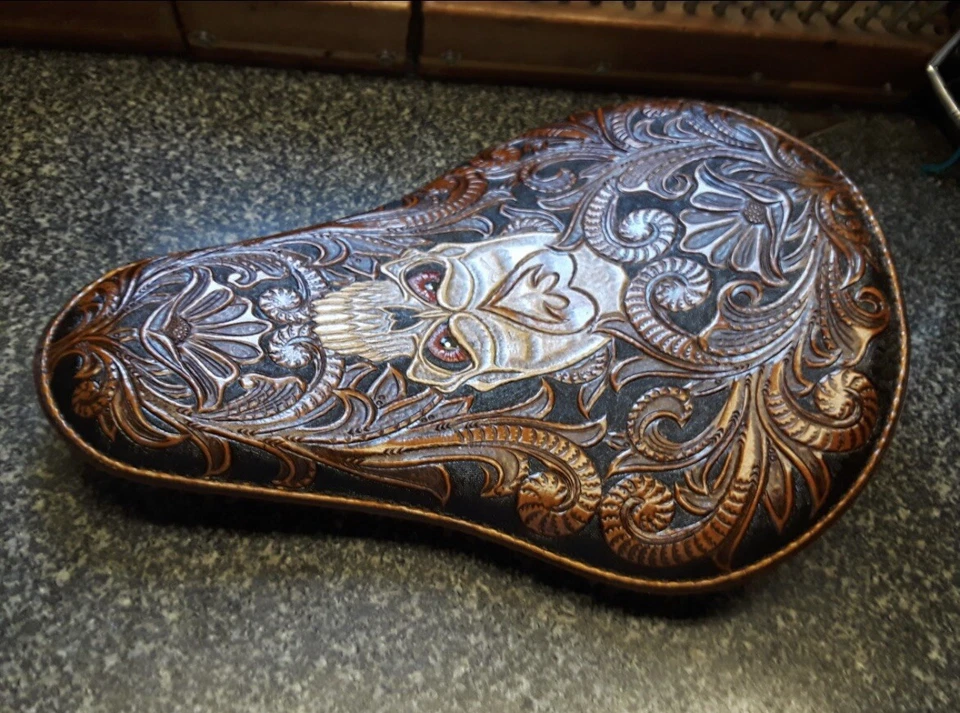 Picadora, asiento bobber 100 % mecanizada y cosida a mano.  Cara de calavera de filigrana bronceada Foto 2 de 4