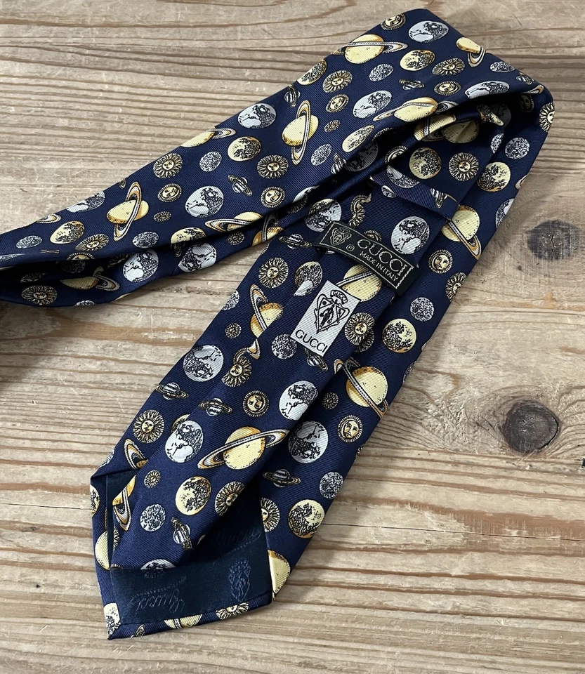 GUCCI Corbata de Seda Vintage Planetas Sol Luna Espacio Estampado Hecho a Mano en Italia 57" L Foto 2 de 4