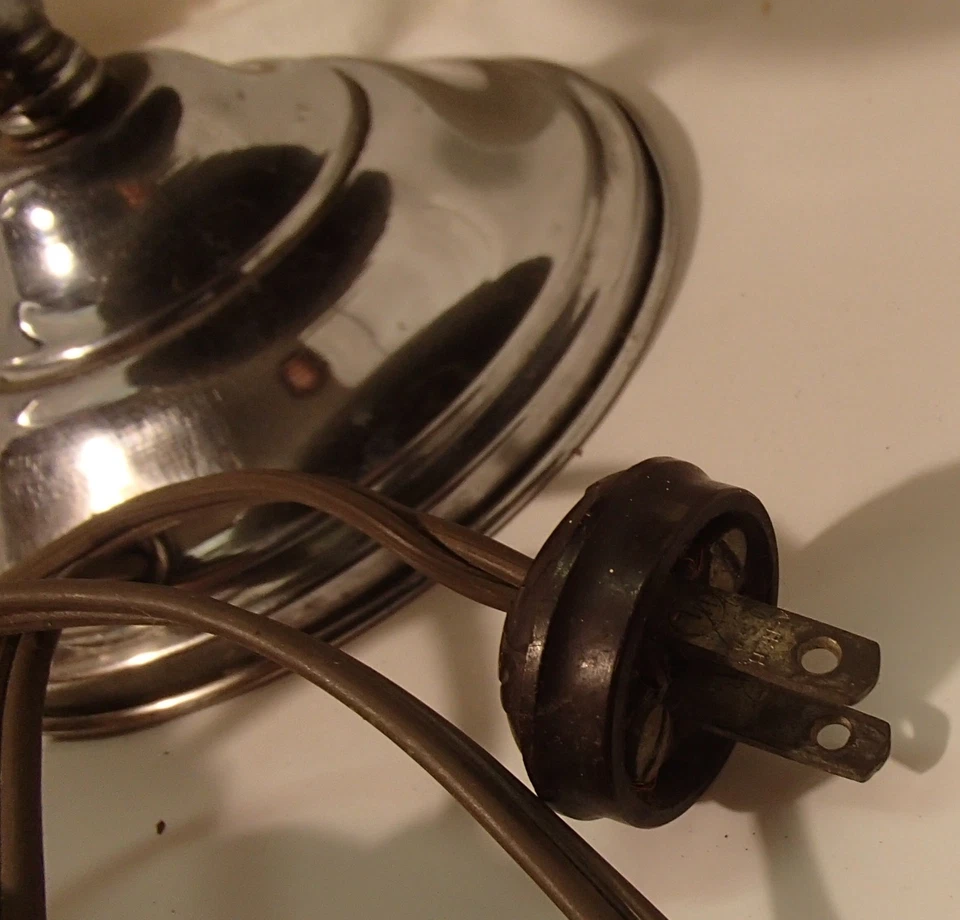 Vintage 1930s Art Deco Chrome Metal Bell-Shaped Table Desk Lamp 11.5" tall - Image 4 of 4