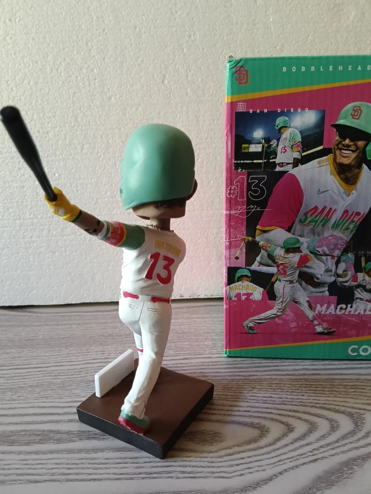 Bobblehead de béisbol City Connect MLB de los Padres de San Diego Manny Machado #13 2023 nuevo en caja Foto 3 de 4
