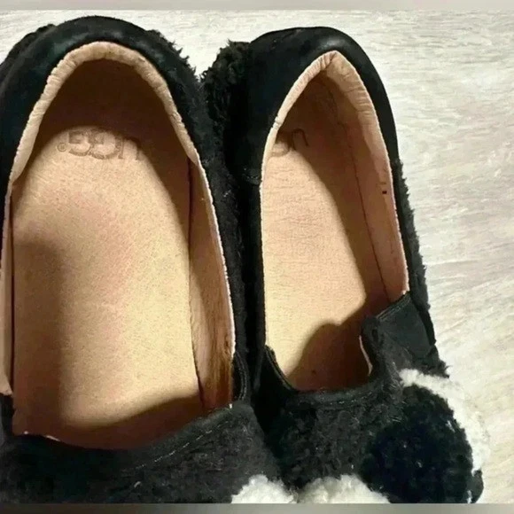 Zapatos Mocasines UGG Negro Blanco Pom Sin Cordones Mujer EE. UU. 7 UE 38 Foto 2 de 4