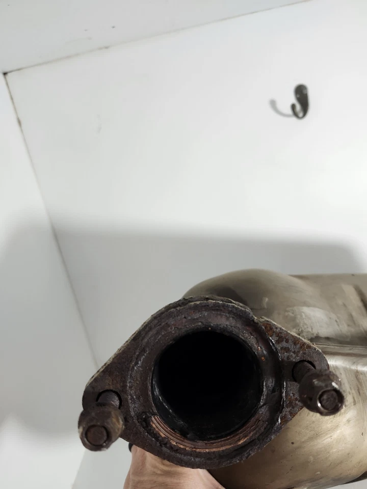 03-08 Silenciador trasero Mazda 6 pasajeros 2,3 2x2 Foto 3 de 4