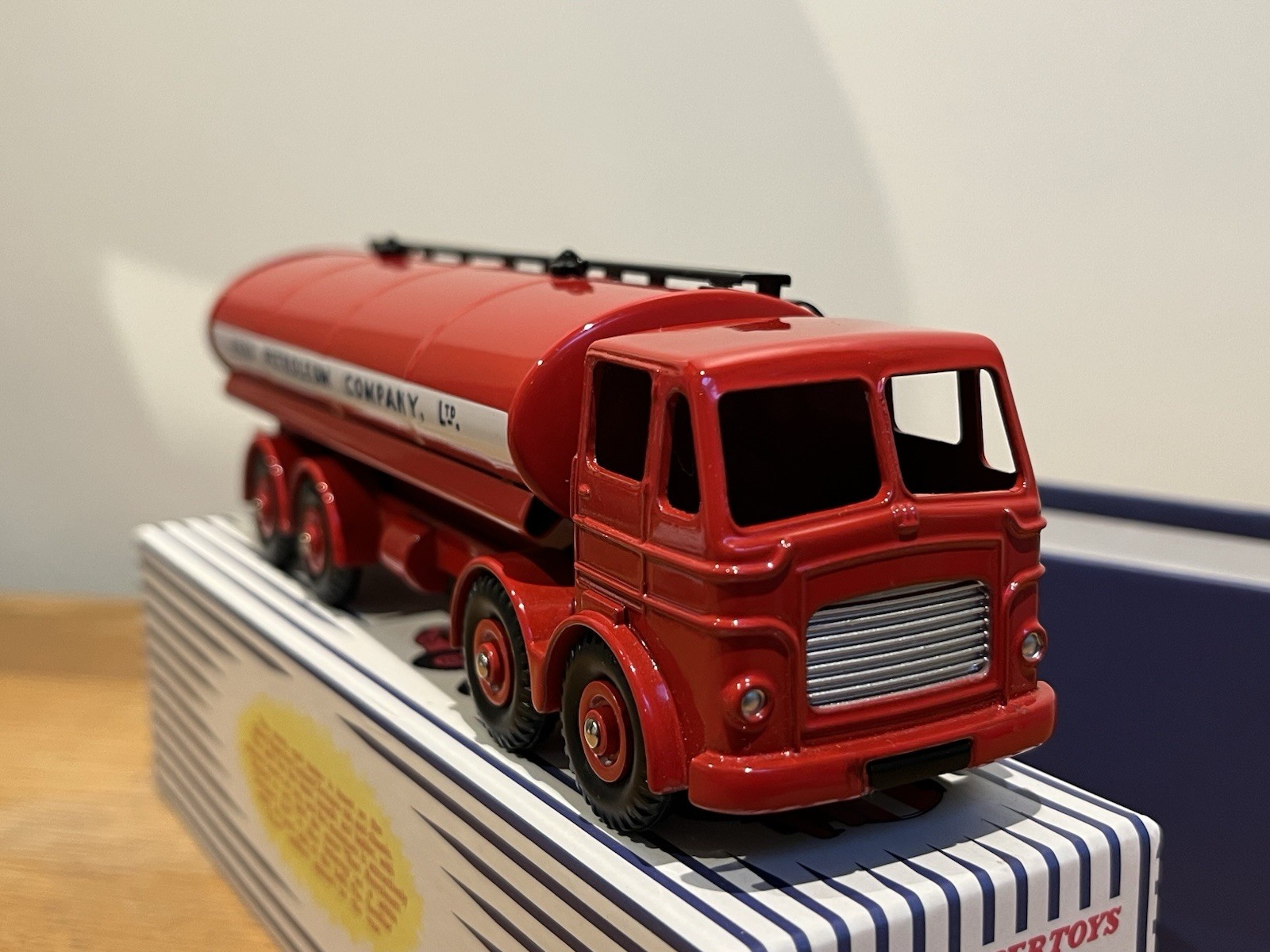 Dinky 943, Leyland Octopus Tanker - Free Price Guide & Review