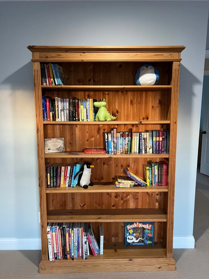 Estante de livros de pinho feita na Inglaterra - Imagem 3 de 4