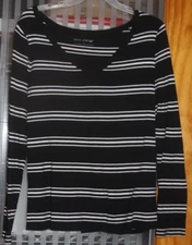 SIZE X PURE ENERGY BLACK & WHITE V-NECK STRIPED TOP