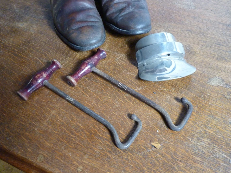 VINTAGE / ANTIQUE LAWRENCE & SONS LEATHER LONG /TALL HORSE RIDING BOOTS & HOOKS - Image 2 of 4