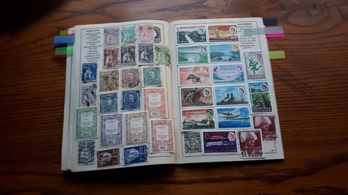 OLD DORCHESTER STAMP ALBUM : SMALL BRITISH COLONIES & WORLD -690 USED STAMPS. - Imagen 12 de 18