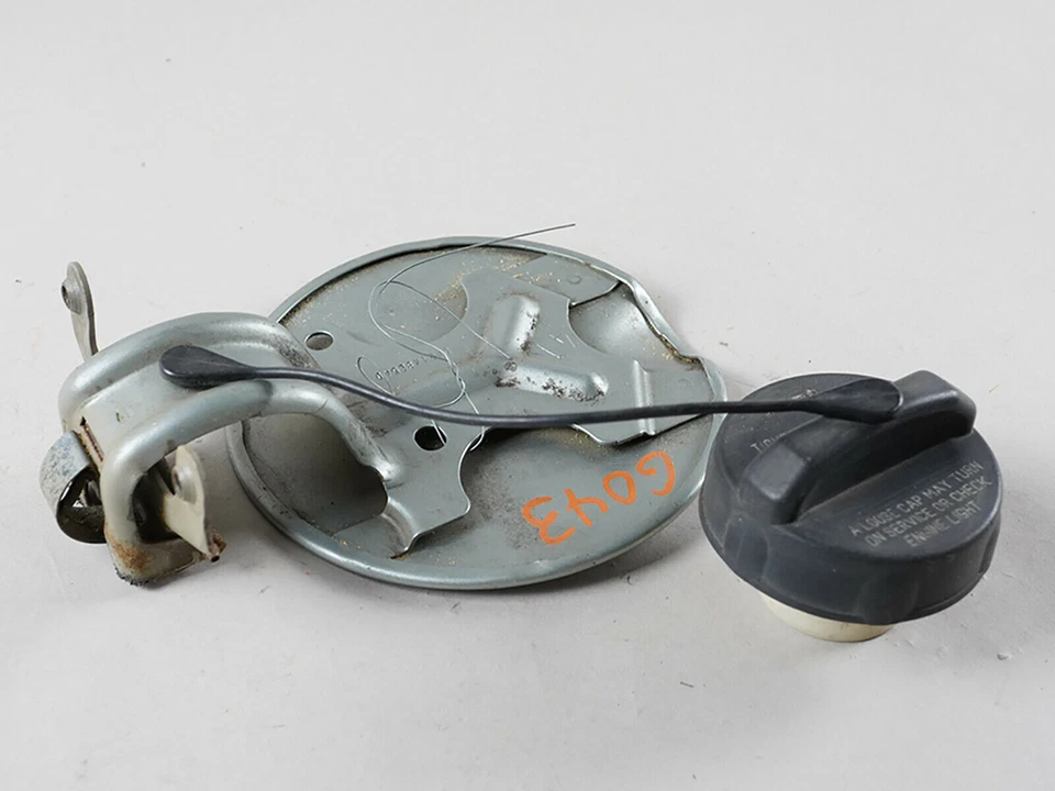 2001 - 2005 Chrysler Sebring Dodge Stratus Filler Fuel Door W Tank 04814825Ad Foto 4 de 4