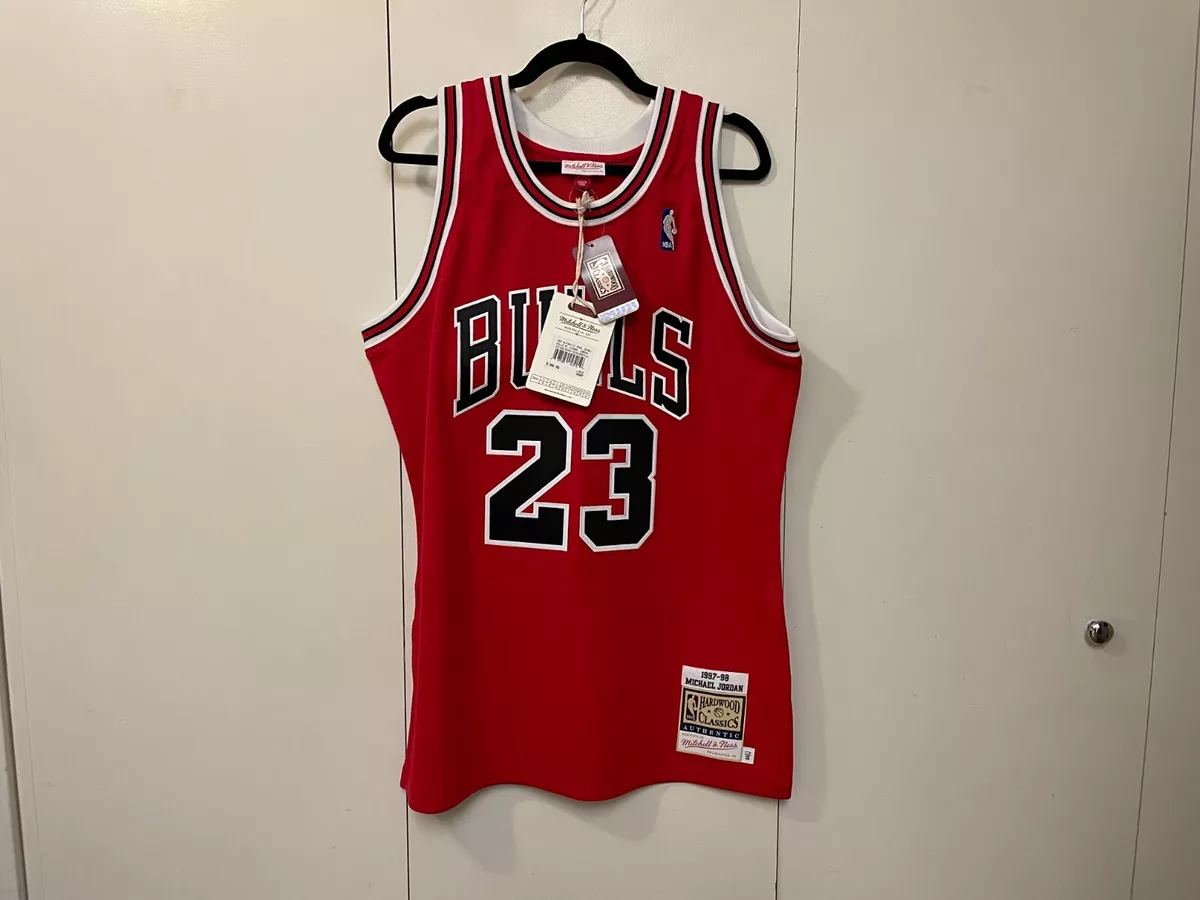 Men's Mitchell & Ness Michael Jordan White Chicago Bulls 1997-98 Hardwood  Classics Authentic Player Jersey