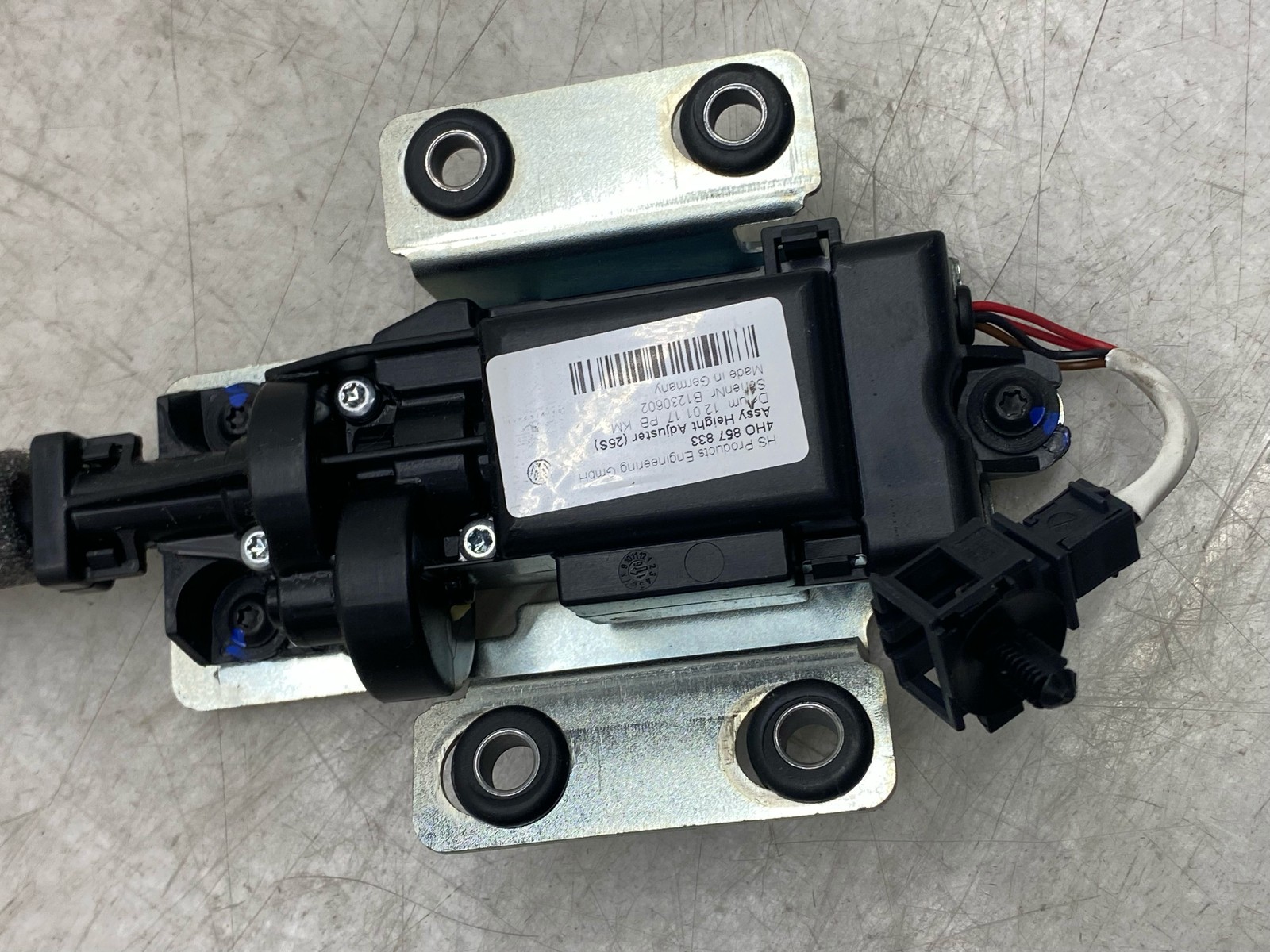 2015-2020 BENTLEY BENTAYGA OEM FRONT RIGHT SEATBELT HEIGHT ADJUSTOR 4H0857833