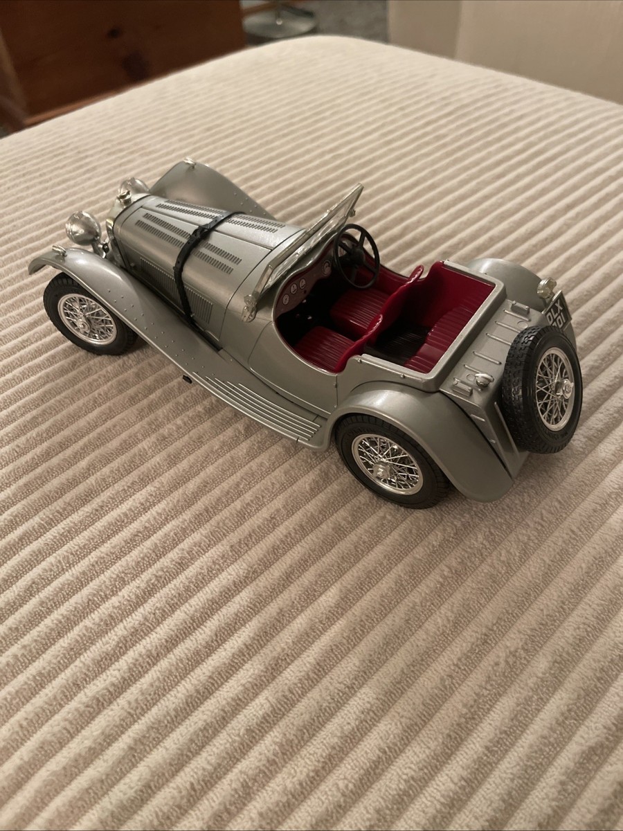 Burago 1/18 Diecast Model Car 3006 - 1937 Jaguar SS100 Grey with