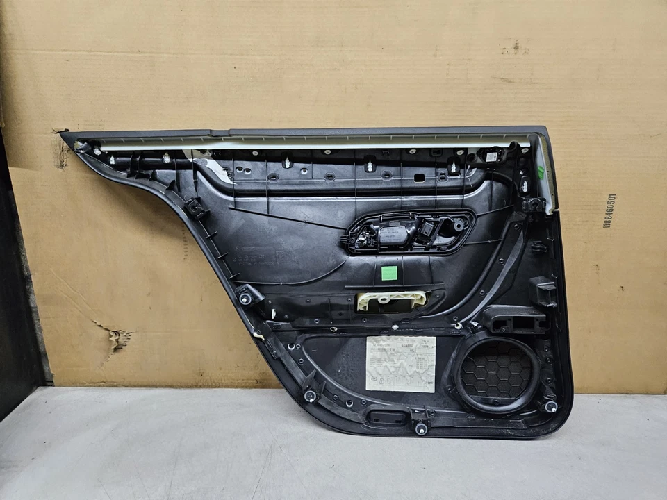 Panel de puerta trasera lado del pasajero Volkswagen CC 2009-2017 3C8867212AH OEM Foto 2 de 2
