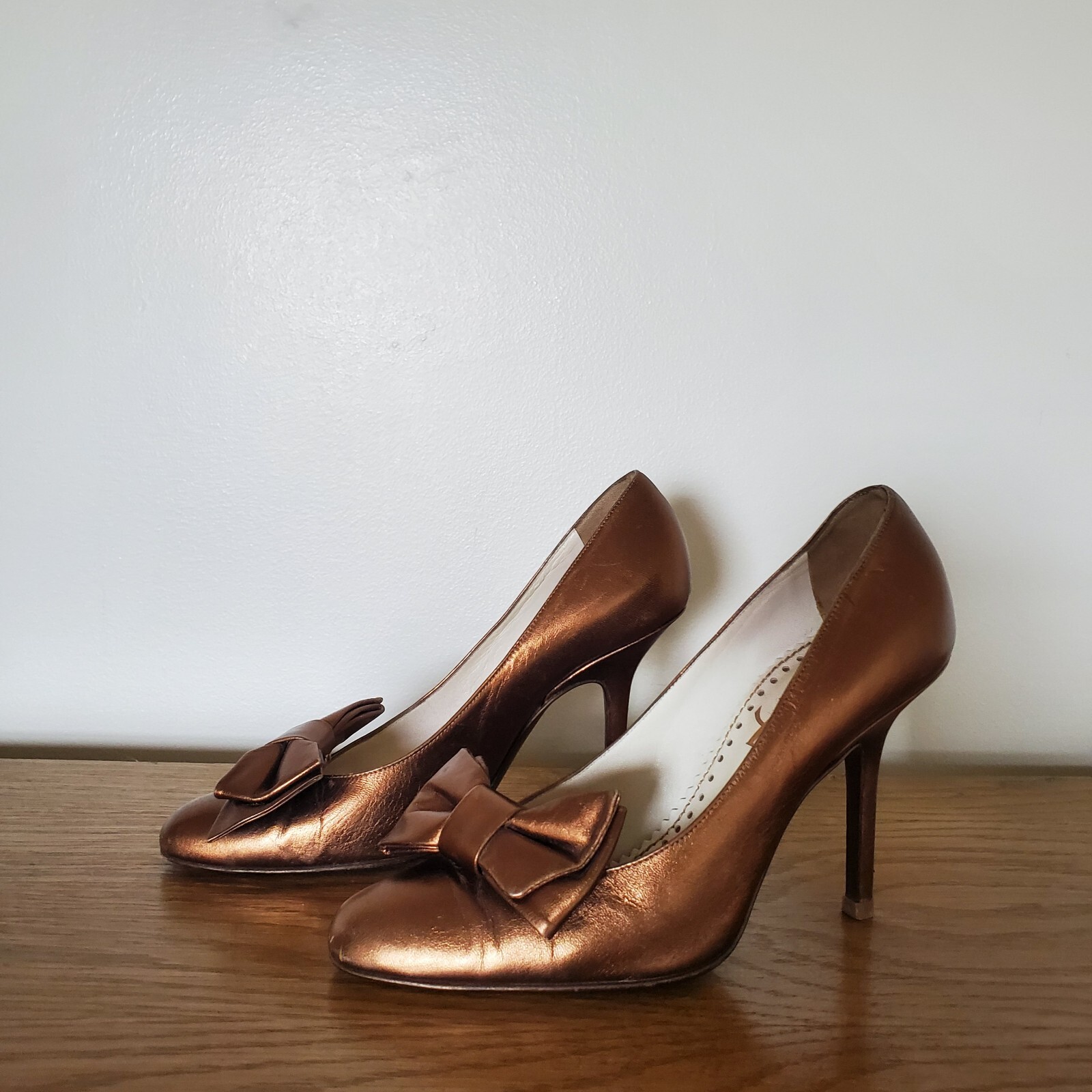 Décolleté YSL Yves Saint Laurent tacco in pelle bronzo con fiocchi rimovibili taglia 37