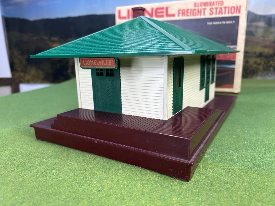 Lionel 6-2133 O Gauge Model Railroad Illuminated Freight Station w/Box - Image 4 of 4