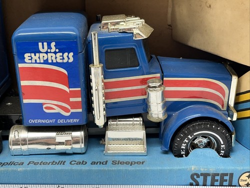 Ertl 1986 Peterbilt Tractor Trailer Sleeper US Express Pressed Steel New In Box - Picture 2 of 24
