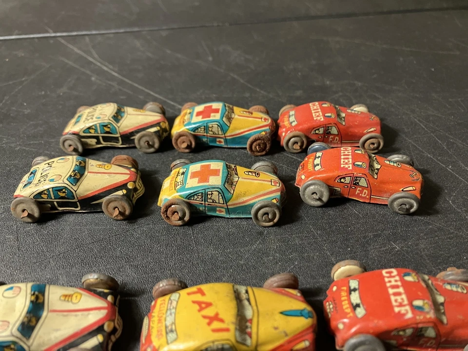 Lote de 10 Mini Carros Vintage de Metal Estanho 1,5" - Polícia, Chefe de Bombeiros, Ambulância, Táxi - Imagem 3 de 4