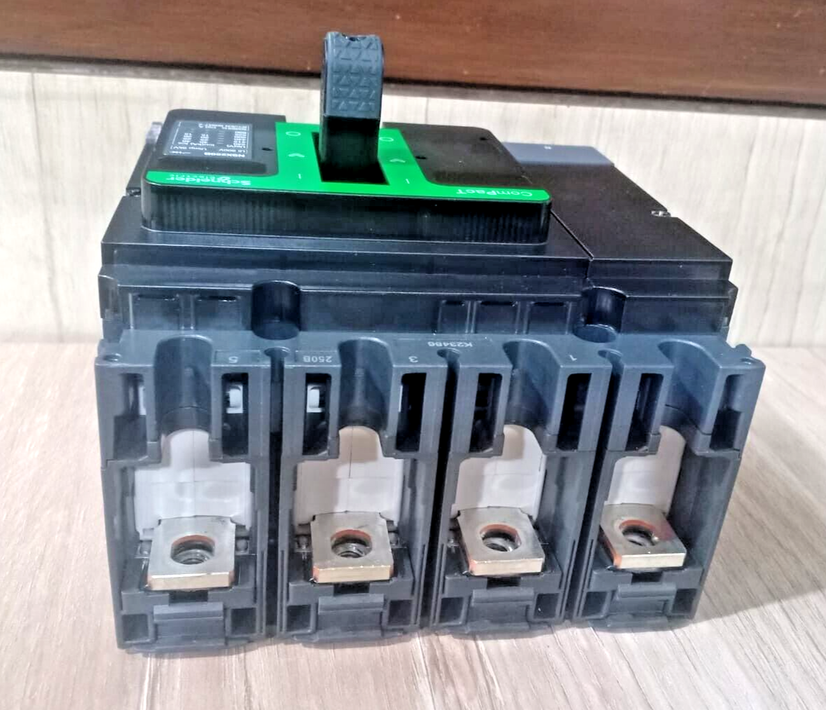 1PC- Schneider C25B6TM250 ComPacT NSX250B 25kA/415VAC, 4 1PC- Schneider C25B6TM250 ComPacT NSX250B 25kA/415VAC, 4