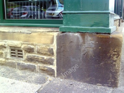Foto 6x4 Benchmark auf Eddy's Moto Shipley \/SE1437 Ordnance Survey Schnitt ma c2010