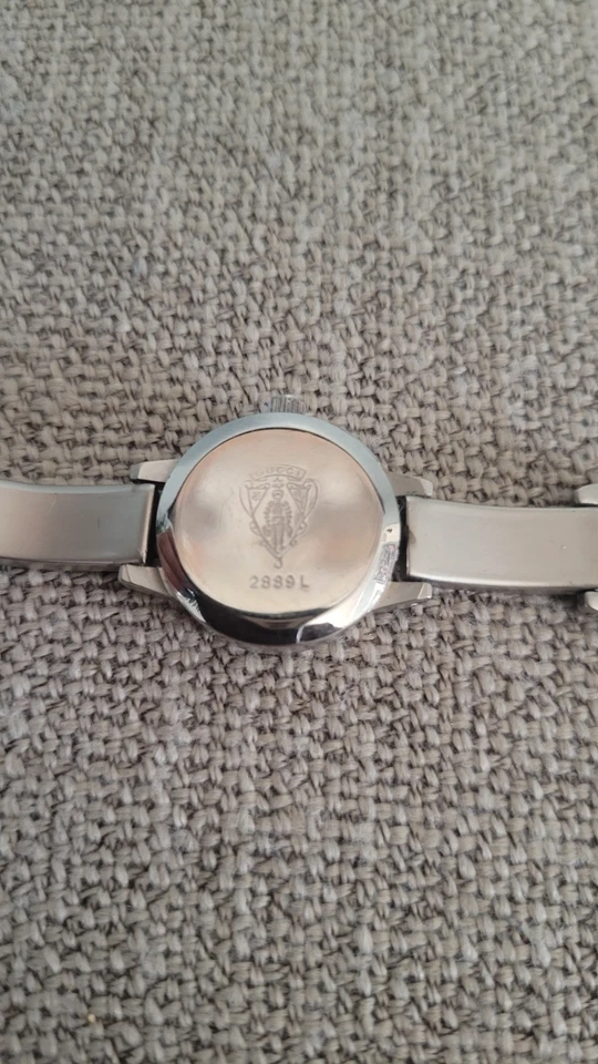 Reloj pulsera para mujer tono plata esfera negra | Marcado "Gucci" | Sin probar /... Foto 4 de 4