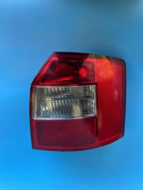 Feu arriere principal droit (feux) AUDI A4 2 AVANT PHASE 1 BREAK 8E9945096A AWX - Photo 2/2