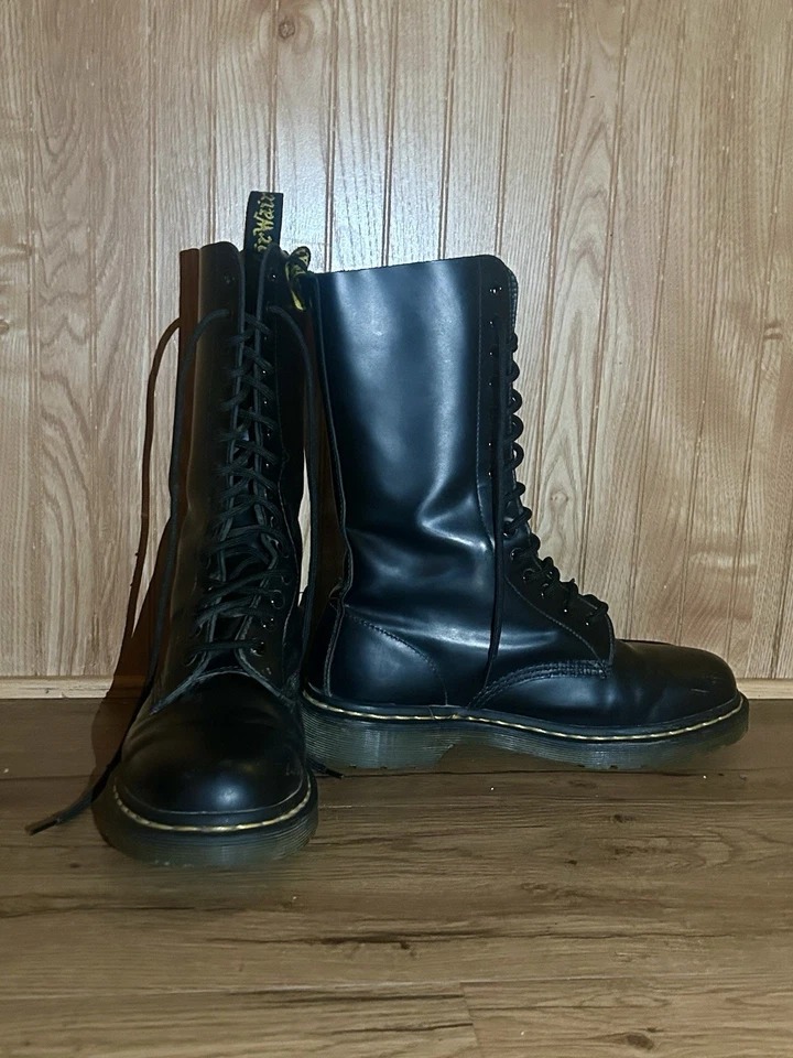 Botas altas unissex de couro liso Dr Marten’s 1914 - masculinas 8, femininas 9 - Imagem 2 de 4