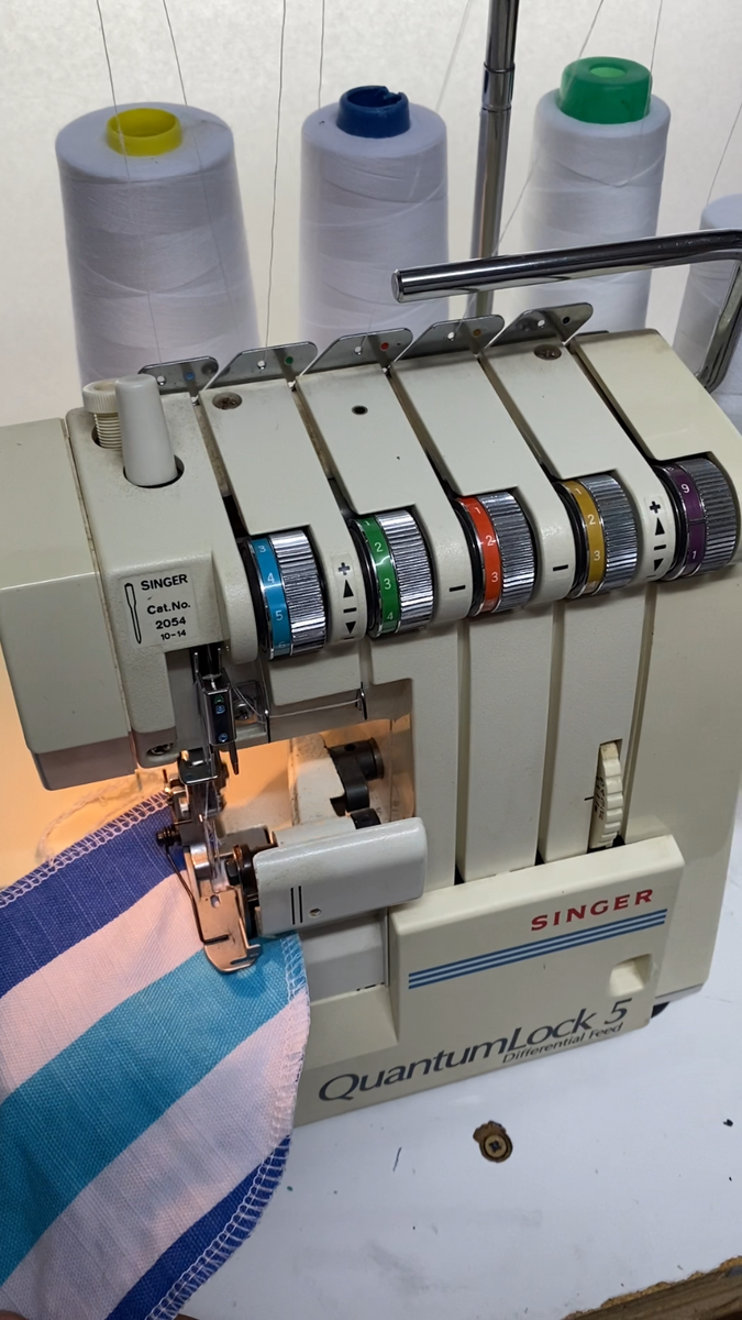 SINGER 14U 285B WITH 5 THREAD 2 NEEDLES OVERLOCKER SEWING SINGER 14U 285B WITH 5 THREAD 2 NEEDLES OVERLOCKER SEWING