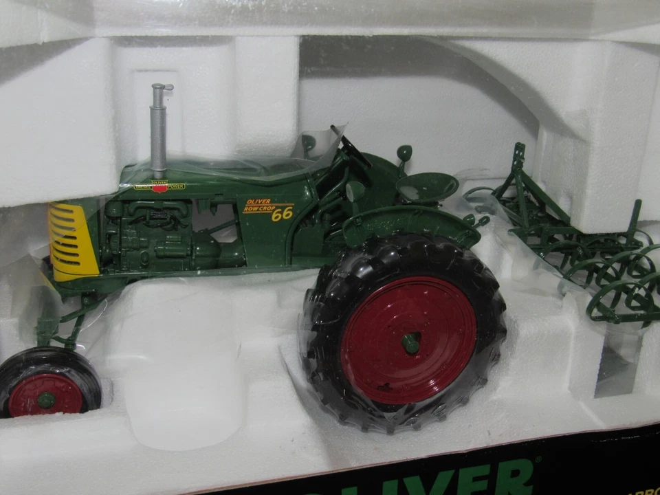 TRACTOR DE JUGUETE SPECCAST TIEMPOS 25 ANIVERSARIO. OLIVER 66 DIÉSEL CON GRADA DE DIENTES DE RESORTE Foto 4 de 4