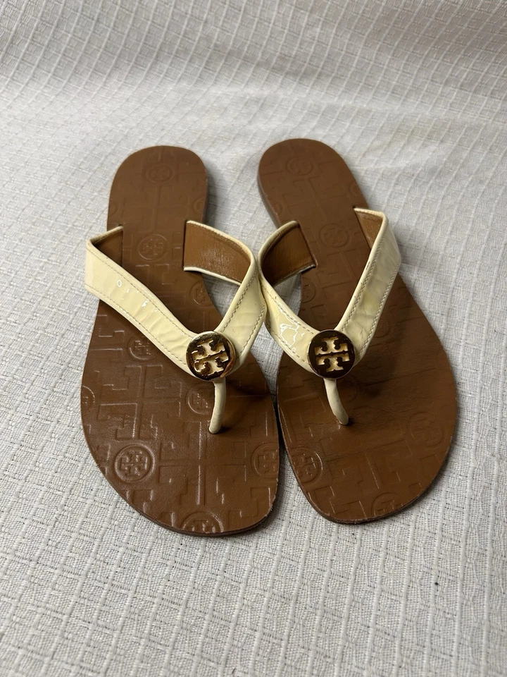 Tory Burch Thora 2 pares de sandalias planas de tanga tostadas/negras talla 7  Foto 2 de 4