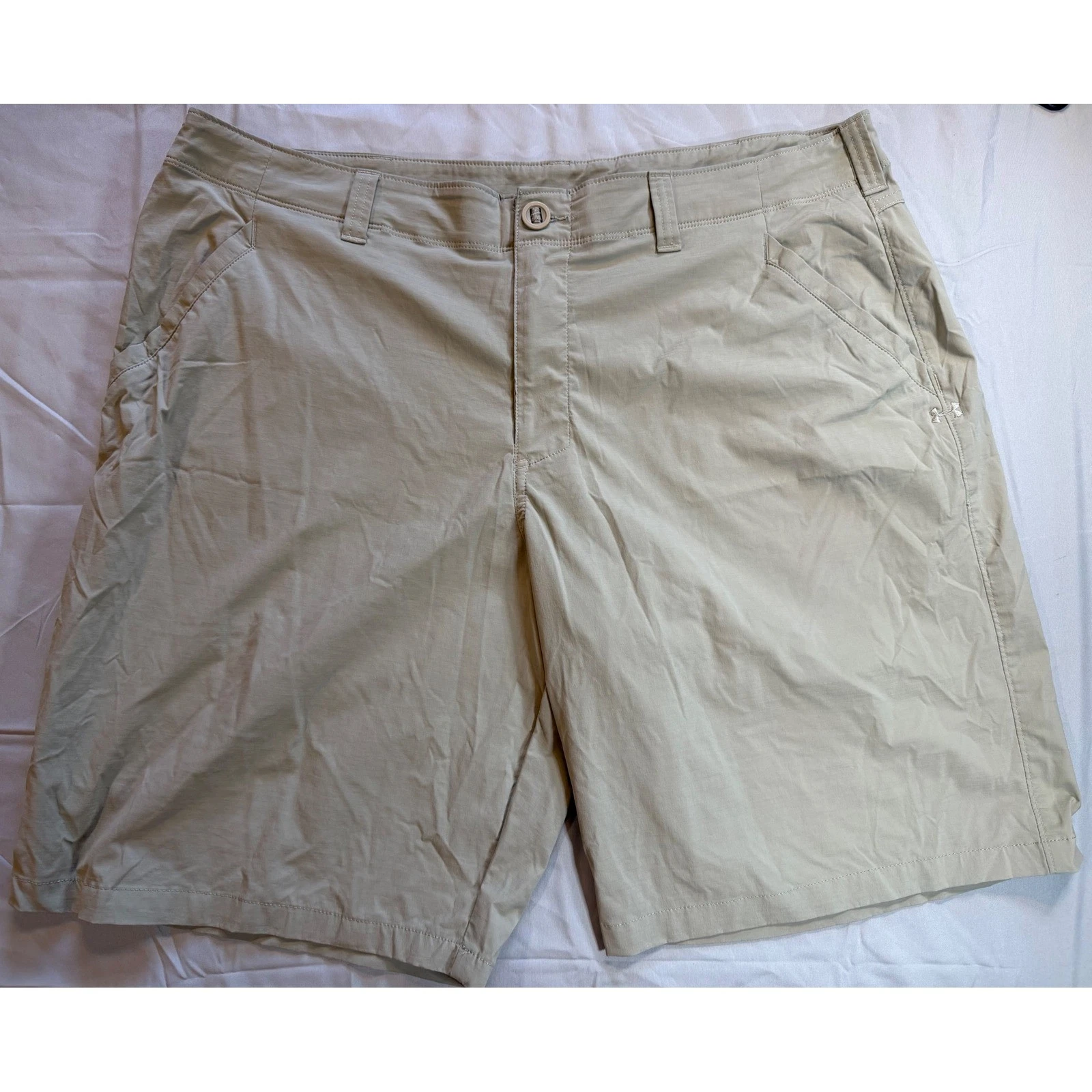 Under Armour HeatGear Loose Fit Tan Khaki Performance Shorts Mens 40 Golf Hiking