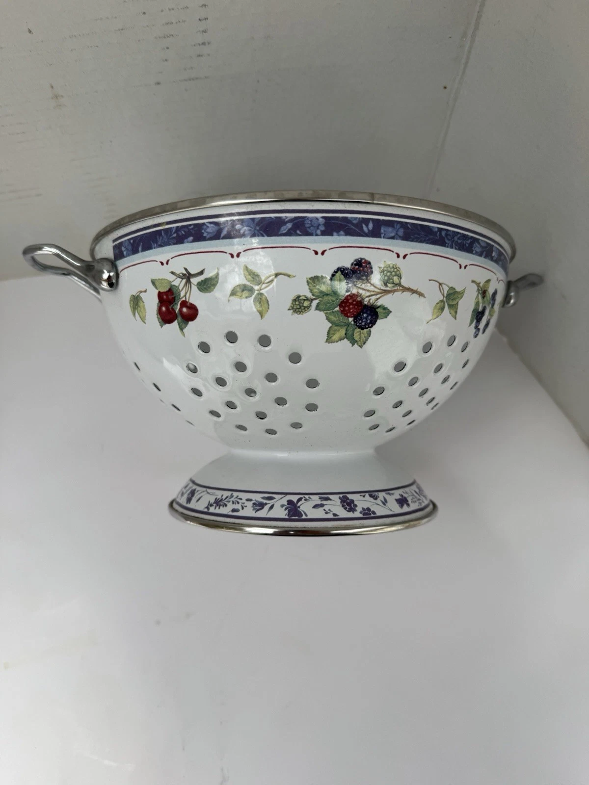 VILLEROY & BOCH Enamel Coated Metal Colander -“cottage” Discontinued Pattern
Opens in a new window o