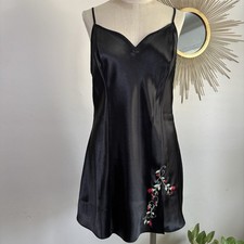 VTG DELICATES Satin Slip Nightgown Sz Medium Black, Red Floral Embroidery Y2K