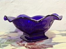 VTG RARE Indiana Colbalt Blue Ruffle Daisy Raised Design Sq Foot Serving Bowl