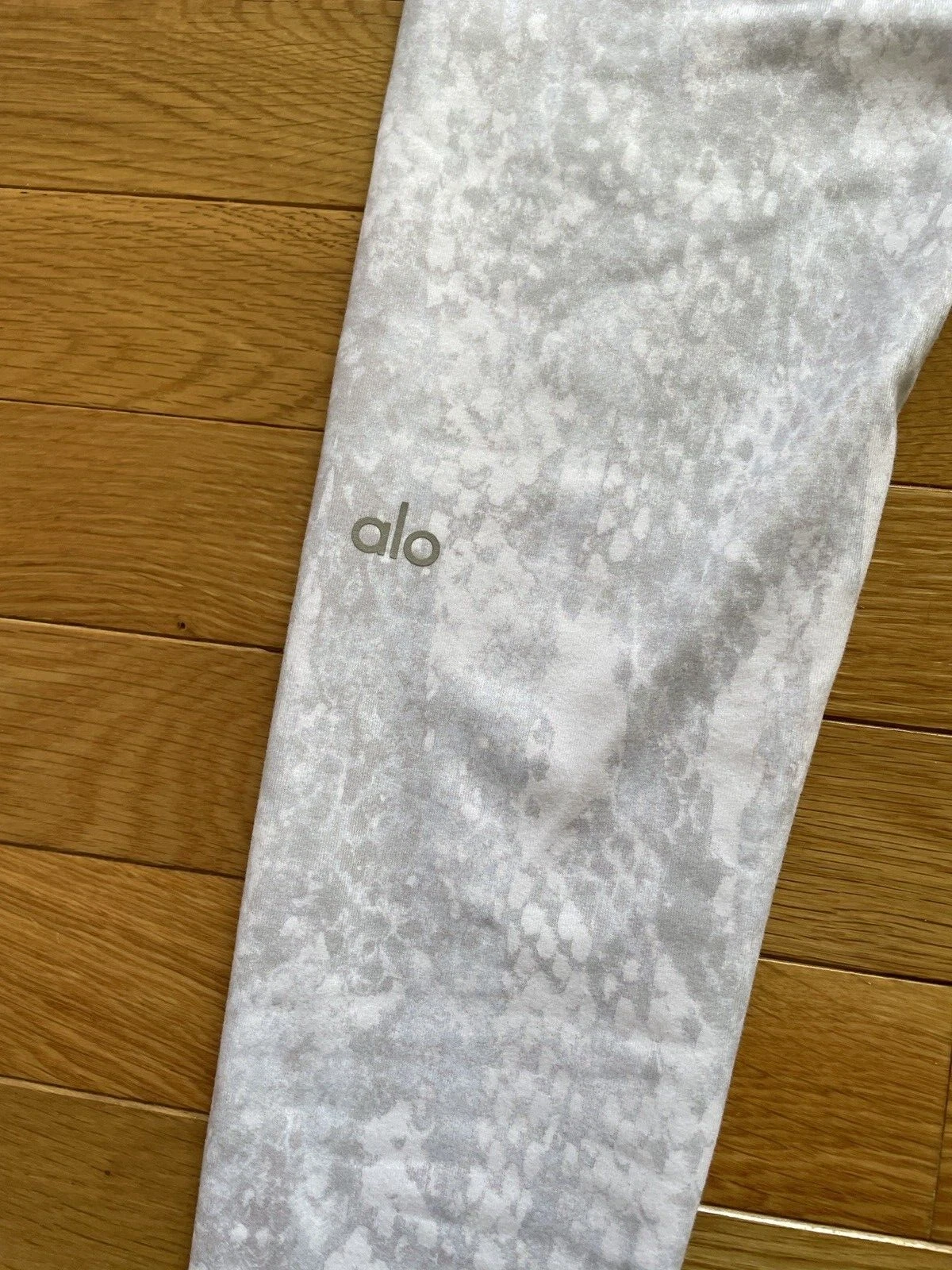 alo-yoga silver animal print patterned full length leggings
