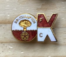 RARE OLD 1970s SOUTHAMPTON F.C OK BADGE Maker Coffer